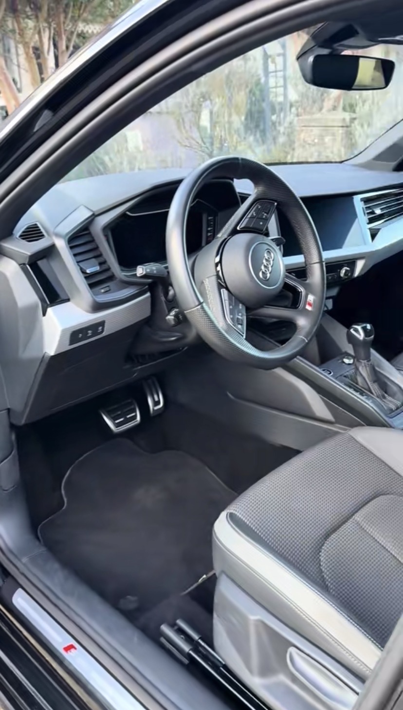 Habitacle d'une Audi A1 Sportline après un nettoyage intérieur complet SWDTAIL à domicile