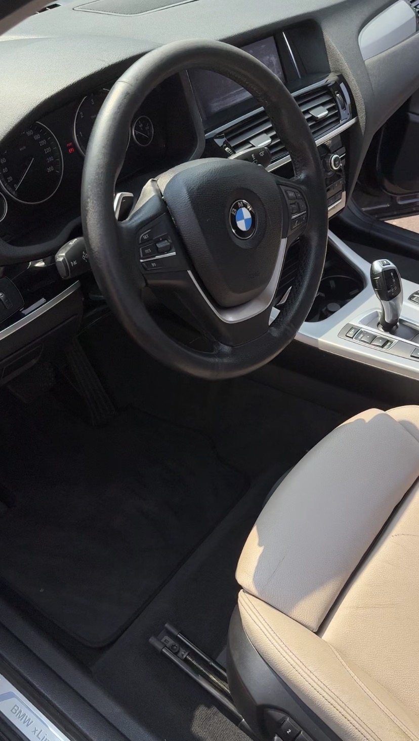 Poste de conduite d'un BMW X4 après traitement et dressing cuir SWDTAIL