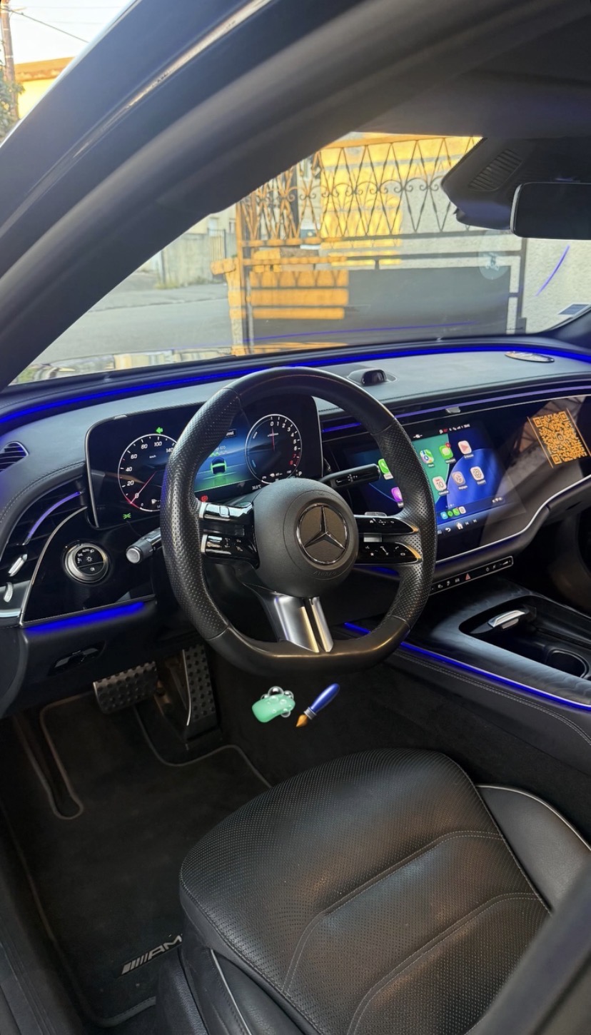 Poste de conduite d'une Mercedes Classe E après un nettoyage intérieur complet, Formule Signature SWDTAIL