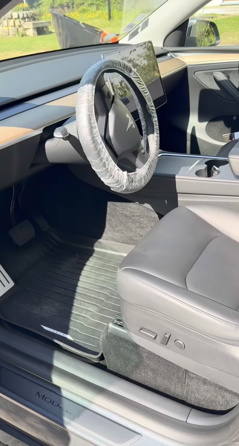 Poste de conduite d'une Tesla Model Y après un nettoyage intérieur complet, Formule Signature SWDTAIL