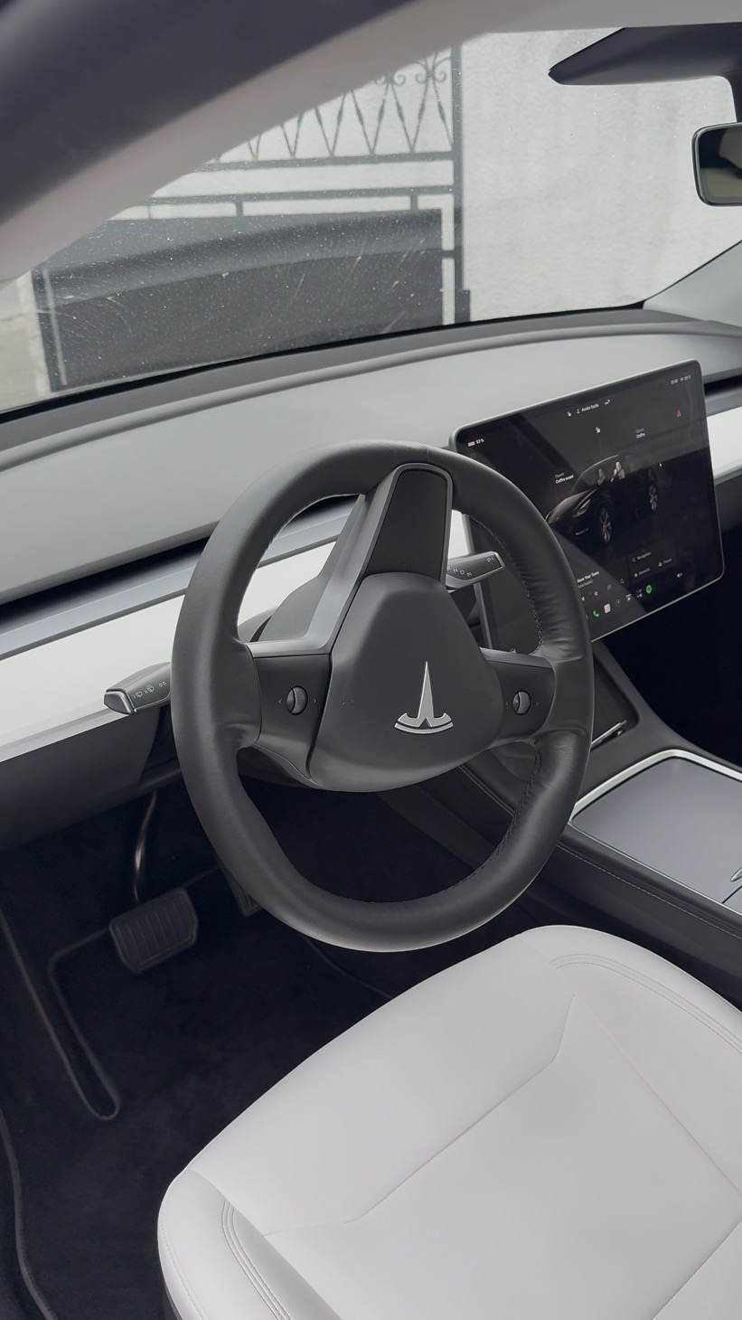 Poste de conduite d'une Tesla Model Y après traitement et dressing cuir SWDTAIL